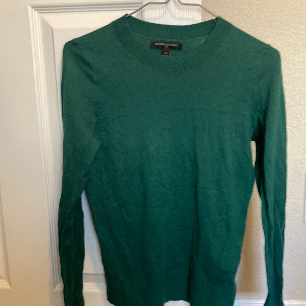 Banana republic Kelly green crew neck sweater.